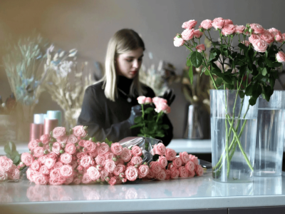 Как собирают букеты: процесс работы флориста FASHION FLOWERS