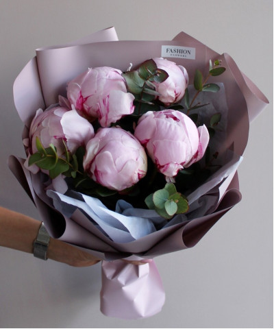5 розовых пионов Сара Бернар с эвкалиптом №4663
