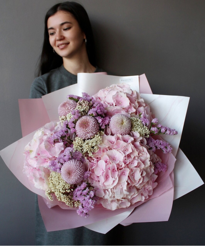 Розовая гортензия в букете 