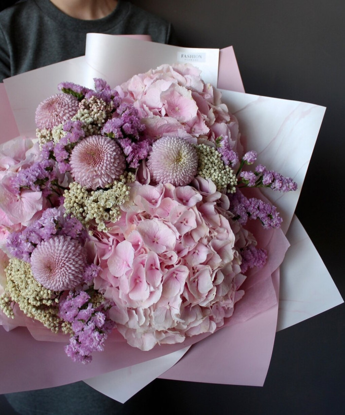 Розовая гортензия в букете 