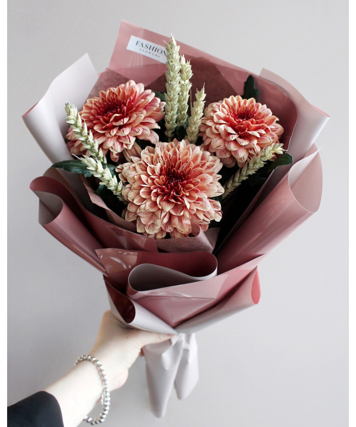 3 хризантемы Пип Сальмон в букете 