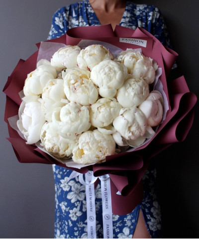 15 белоснежных пионов №3003