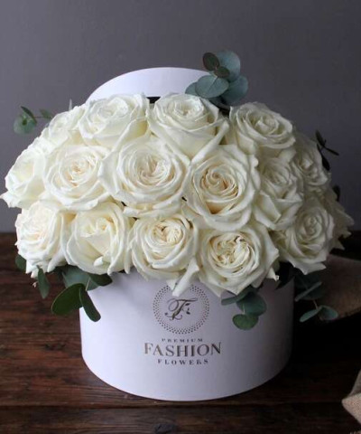 19 белых пионовидных роз Плая Бланка в шляпной коробке №2718