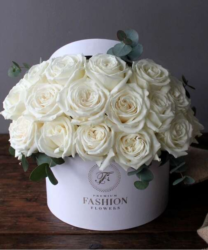 19 белых пионовидных роз Плая Бланка в шляпной коробке №2718