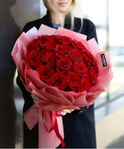 19 красных роз Эксплорер №3044