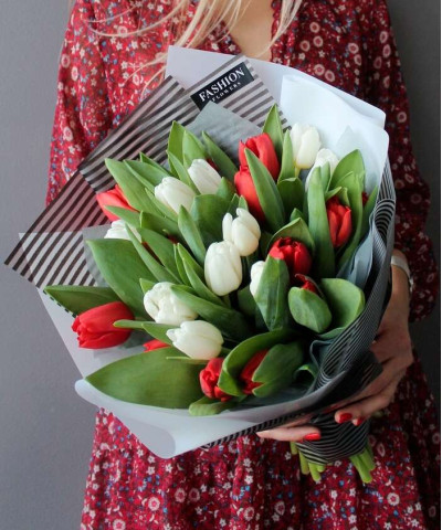 "Венеция" букет из 23 бело-красных тюльпанов №5050