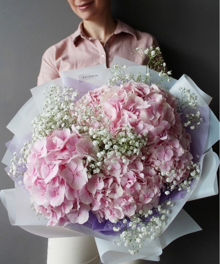 Розовая гортензия и гипсофила в букете 