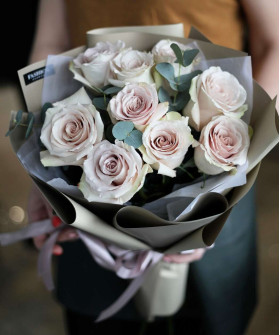 9 кремовых роз Квиксенд с эвкалиптом в букете "Утренний кофе" №2899