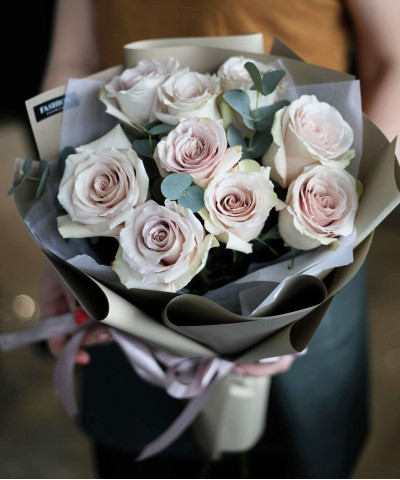 9 кремовых роз Квиксенд с эвкалиптом в букете "Утренний кофе" №2899