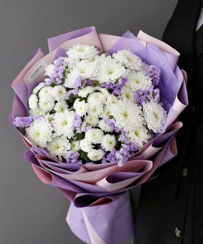 9 белых хризантем и статица в букете 