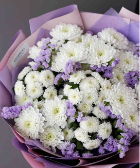 9 белых хризантем и статица в букете "Лиловые облака" №2964
