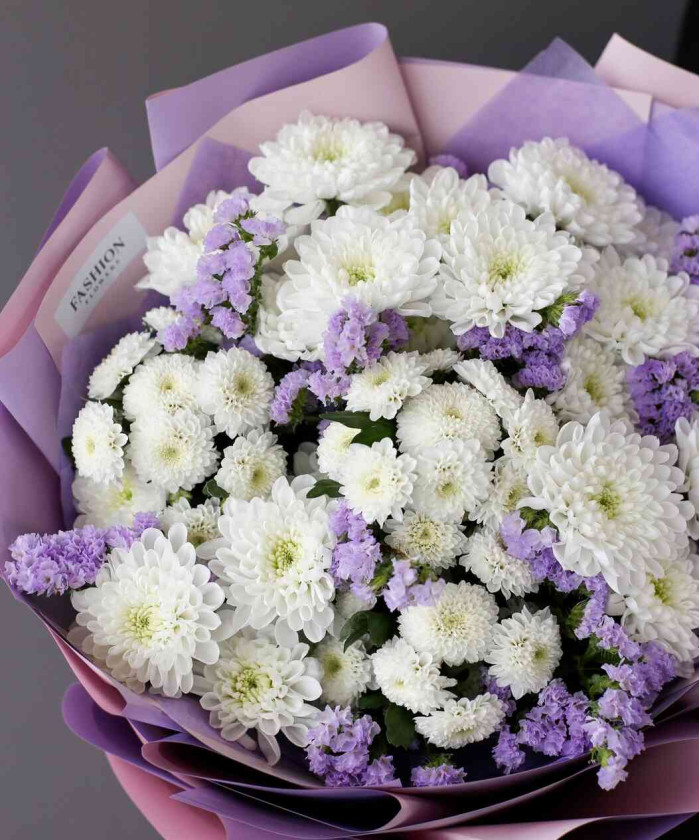 9 белых хризантем и статица в букете 