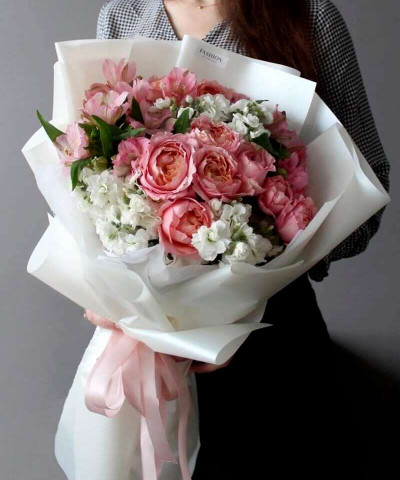 Пионовидная роза Джульетта и белая маттиола в букете "Уэльс" №3165