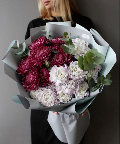 Хризантемы Бигуди перпл и диантусы в букете "Джесс" №2958