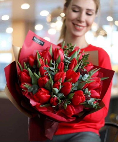 красные тюльпаны в букете "Вивьенн" №2785