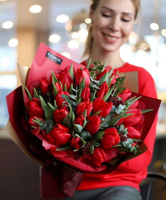 красные тюльпаны в букете 