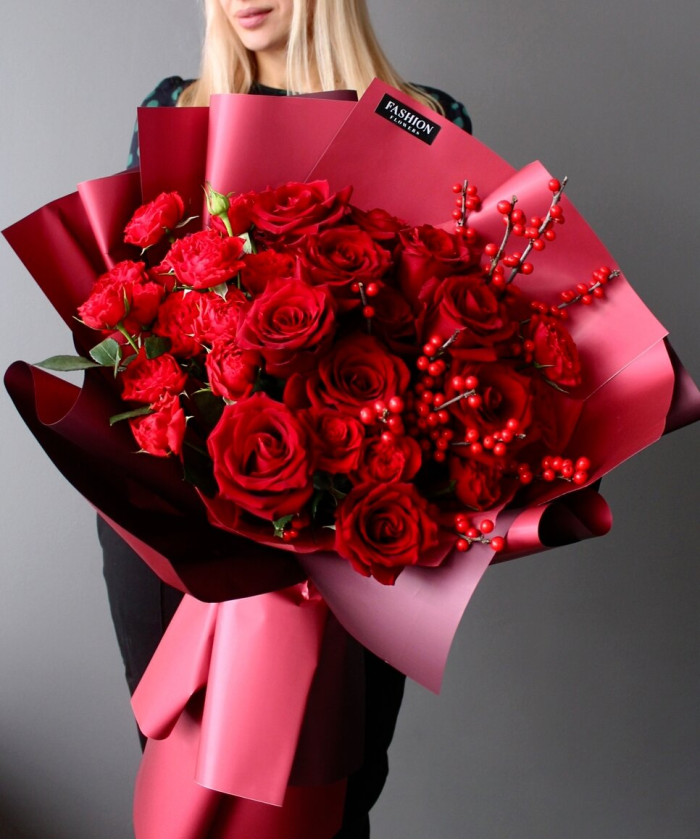 Алые розы в букете 