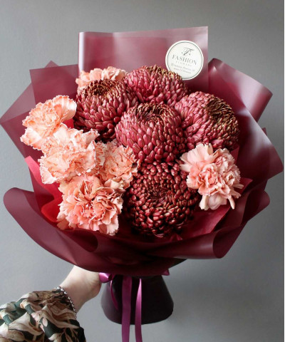 Хризантема Бигуди ред и диантусы в букете "Кашемир" №2948