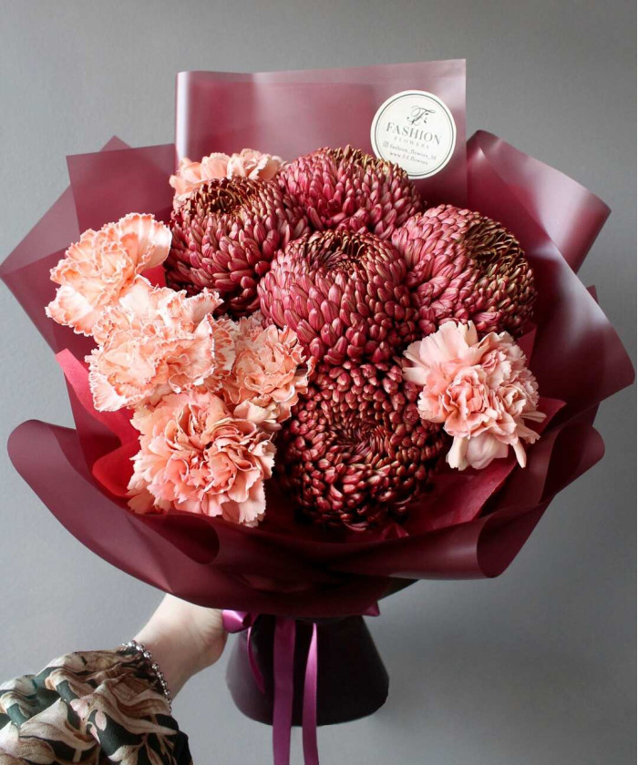 Хризантема Бигуди ред и диантусы в букете 