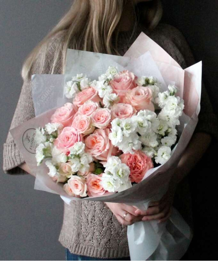 Розы и маттиола в букете 