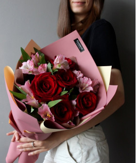 Красные розы и альстромерия в букете "Элизабет" №2616