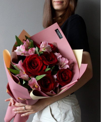 Красные розы и альстромерия в букете "Элизабет" №2616