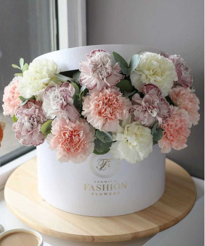 15 диантусов пастель микс в шляпной коробке "Счастье рядом" №2221