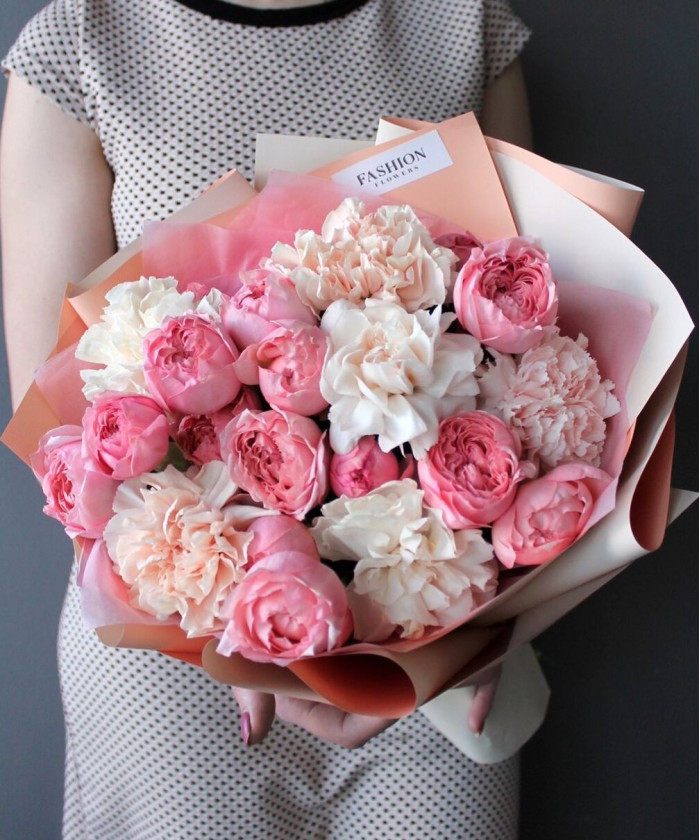 Пионовидные розы Джульетта и диантусы в букете 