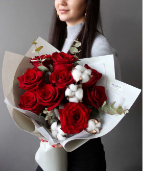 9 красных роз с эвкалиптом и хлопком в букете "Катрин" №2470