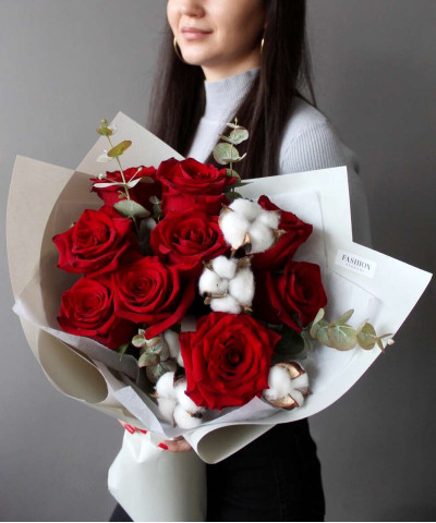 9 красных роз с эвкалиптом и хлопком в букете "Катрин" №2470