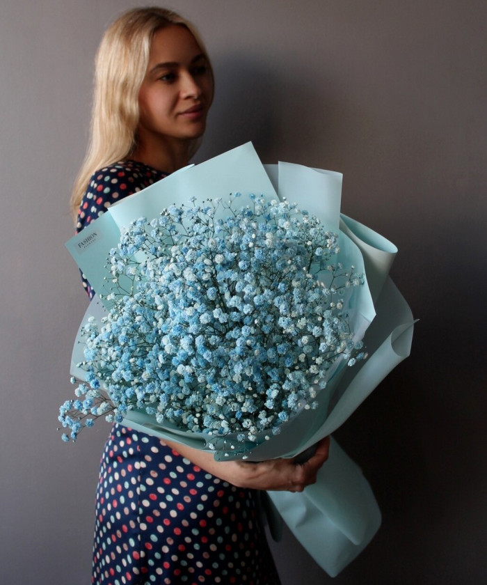 7 веток голубой гипсофилы в букете 