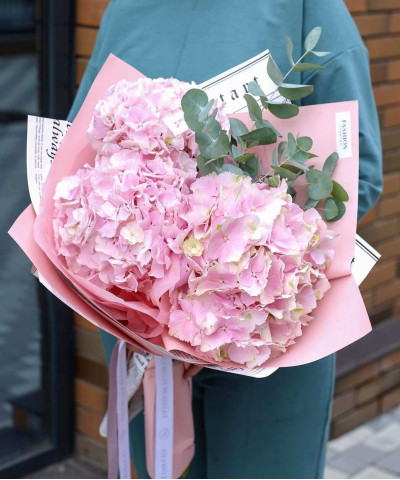 3 розовых гортензий Верена пинк с эвкалиптом №2649