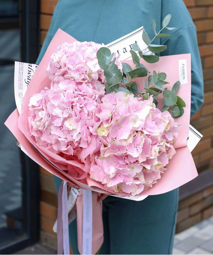 3 розовых гортензий Верена пинк с эвкалиптом №2649