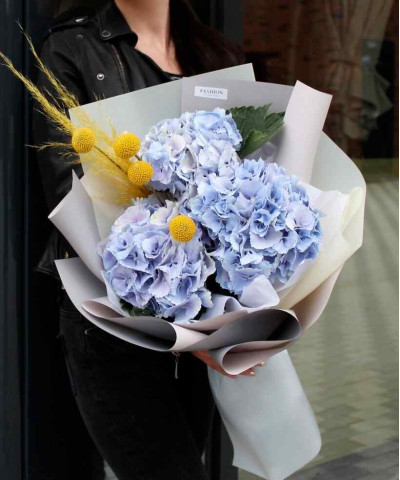 3 голубые гортензии в букете "Крис" №2579