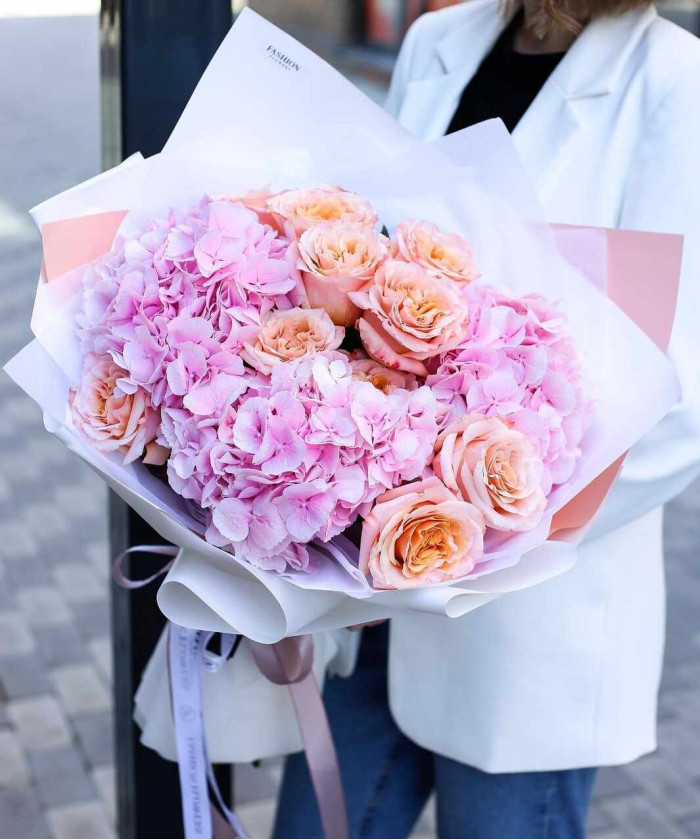 Гортензии и розы в букете 