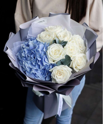 Белые розы и голубая гортензия в букете "Лунный свет" №2031