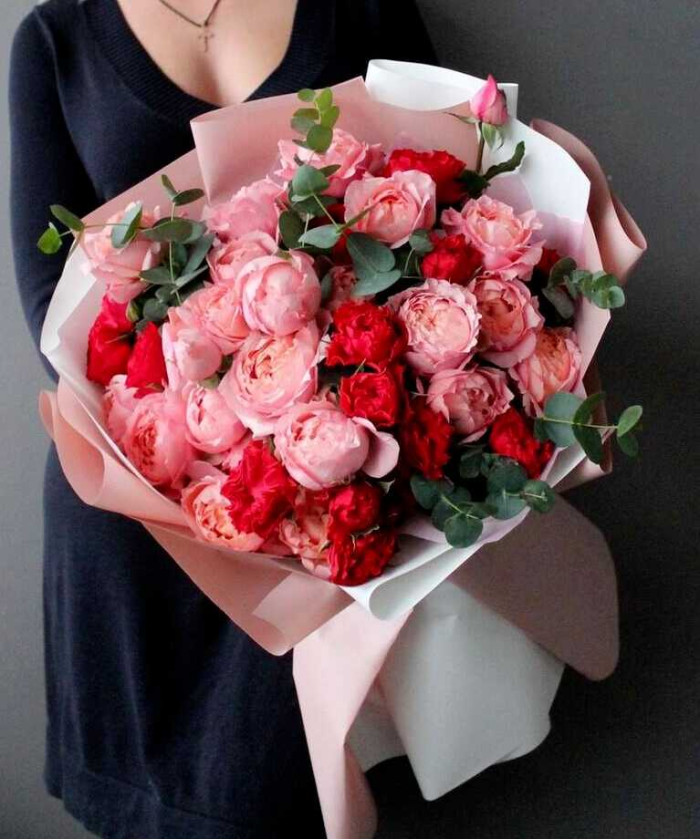 15 пионовидных красно-розовых кустовых роз в букете 