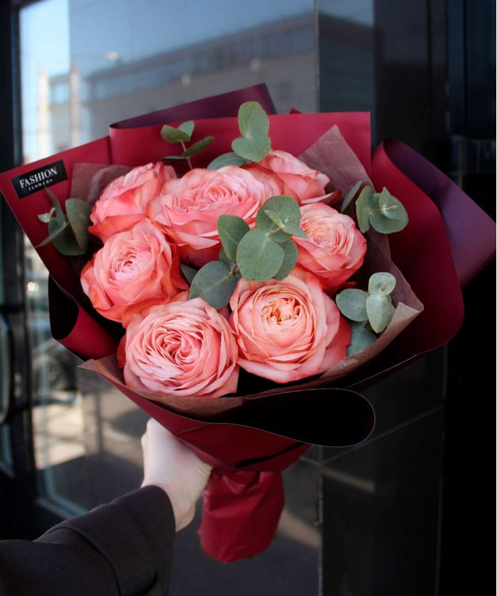 7 персиковых роз Кахала с эвкалиптом №3156