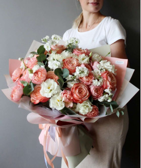 Персиковые розы Кахала и маттиола в букете "Моника" №6271