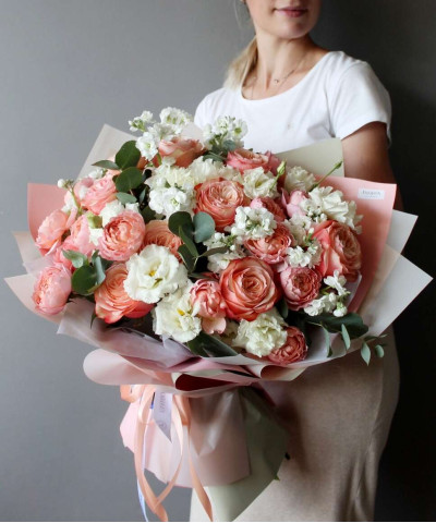 Персиковые розы Кахала и маттиола в букете "Моника" №6271