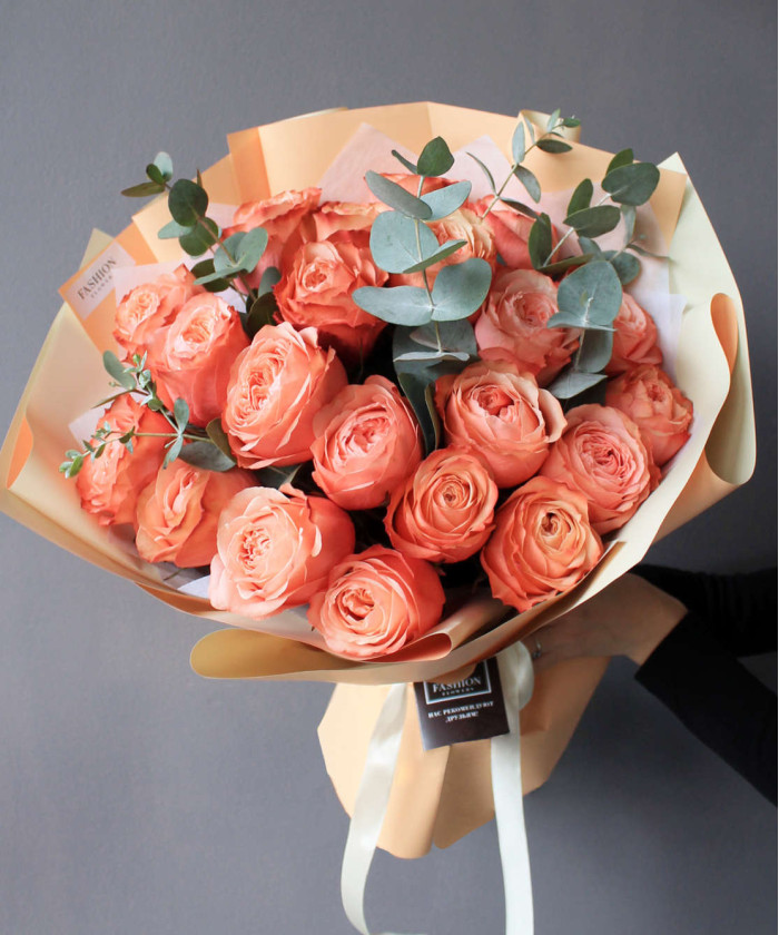 21 персиковая роза Кахала с эвкалиптом №2711