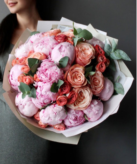 Розы Кахала и розовые пионы в букете "Шэрон" №2578