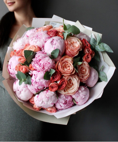 Розы Кахала и розовые пионы в букете "Шэрон" №2578