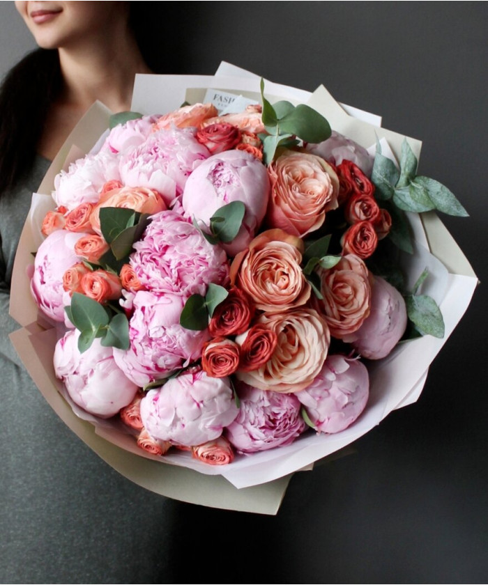 Розы Кахала и розовые пионы в букете 