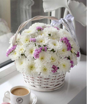Белые хризантемы Алтай и статица в корзине "Мия" №3259