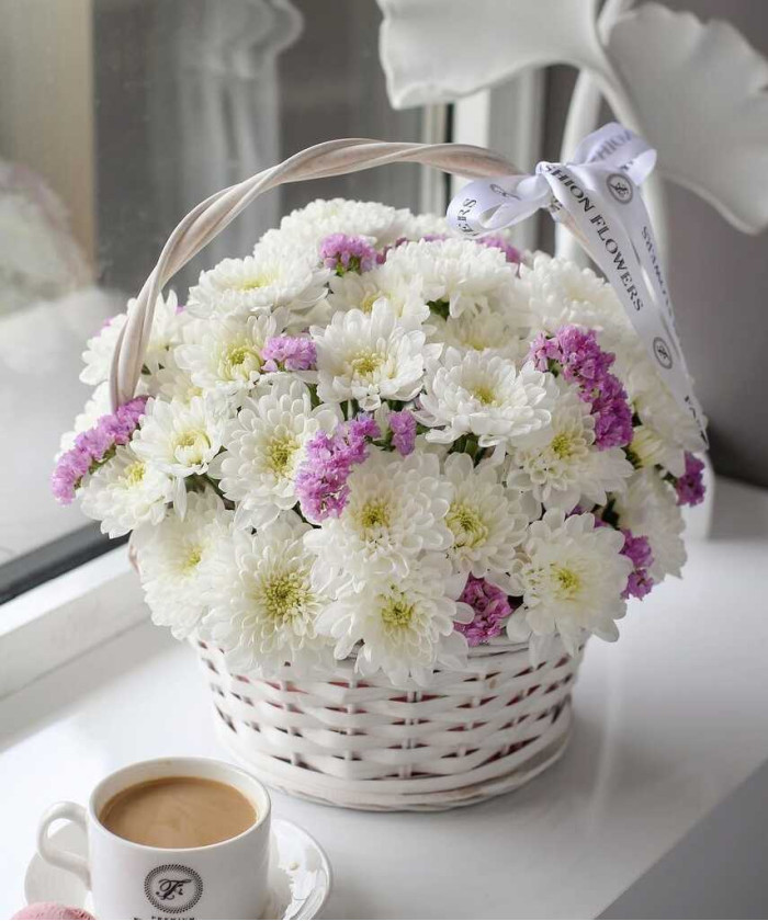 Белые хризантемы Алтай и статица в корзине 