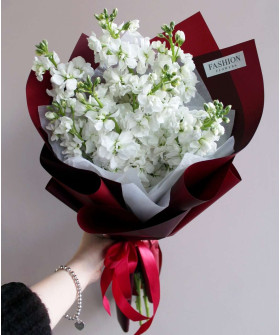 5 белой маттиолы в букете "Джанет" №6074