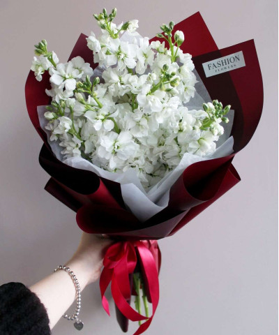 5 белой маттиолы в букете "Джанет" №6074