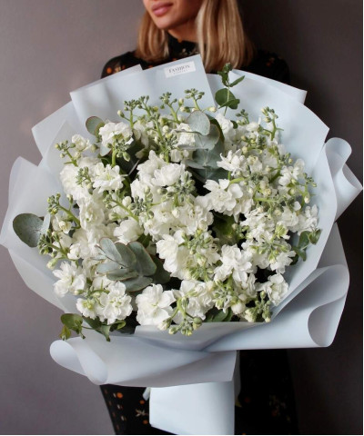 Белая маттиола и эвкалипт в букете "Сливочный иней" №2928