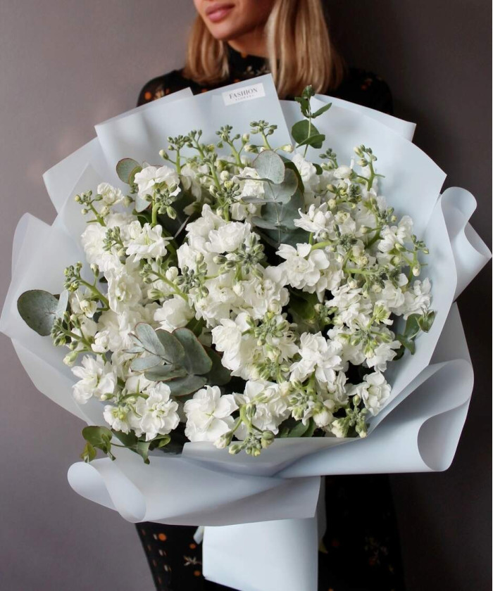 Белая маттиола и эвкалипт в букете 